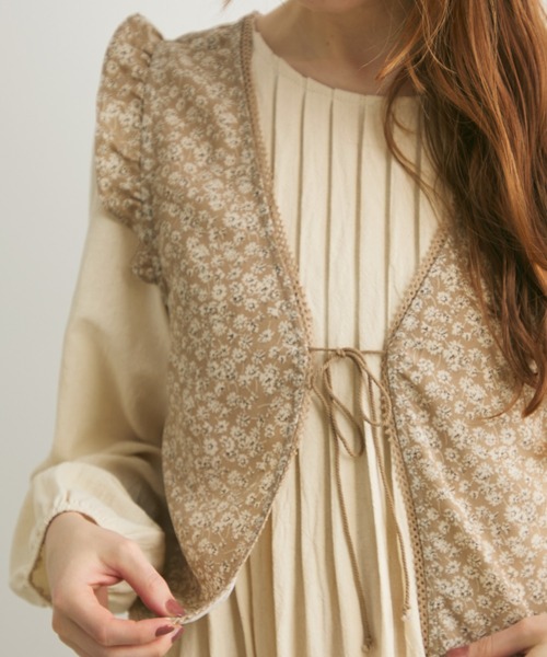 Crisp（クリスプ）の「フラワーフリルスリーブレスブラウス（シャツ/ブラウス・レディース・ベージュ/ブラック・FREE）」の15枚目の写真