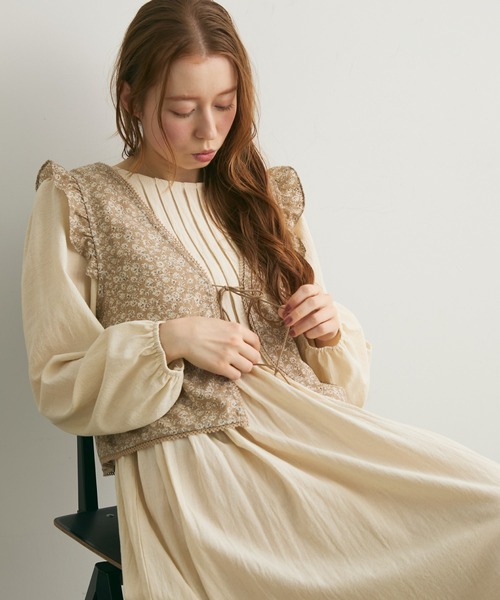 Crisp（クリスプ）の「フラワーフリルスリーブレスブラウス（シャツ/ブラウス・レディース・ベージュ/ブラック・FREE）」の18枚目の写真