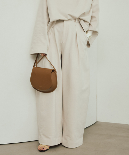 VERMEIL par iena（ヴェルメイユパーイエナ）の「《手洗い可》Curved Tuck パンツ（その他パンツ・レディース・アイボリー/ブラック・38/36）」の2枚目の写真
