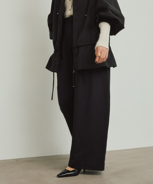 VERMEIL par iena（ヴェルメイユパーイエナ）の「《手洗い可》Curved Tuck パンツ（その他パンツ・レディース・アイボリー/ブラック・38/36）」の6枚目の写真