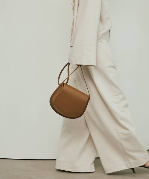 VERMEIL par iena（ヴェルメイユパーイエナ）の「《手洗い可》Curved Tuck パンツ（その他パンツ・レディース・アイボリー/ブラック・38/36）」の9枚目の写真