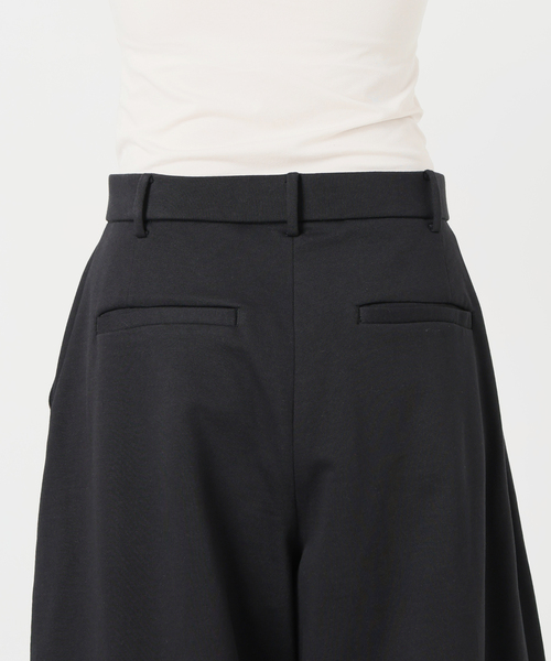 VERMEIL par iena（ヴェルメイユパーイエナ）の「《手洗い可》Curved Tuck パンツ（その他パンツ・レディース・アイボリー/ブラック・38/36）」の14枚目の写真