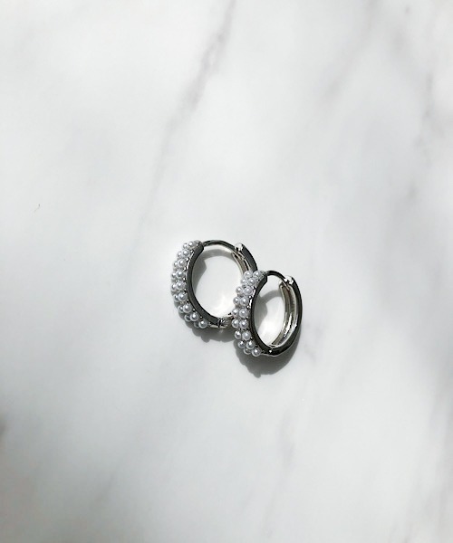 TIMELESS&THREE（タイムレスアンドスリー）の「ダブルラインパールモチーフフープピアス（ピアス（両耳用）・レディース・ゴールド/シルバー・FREE）」の2枚目の写真