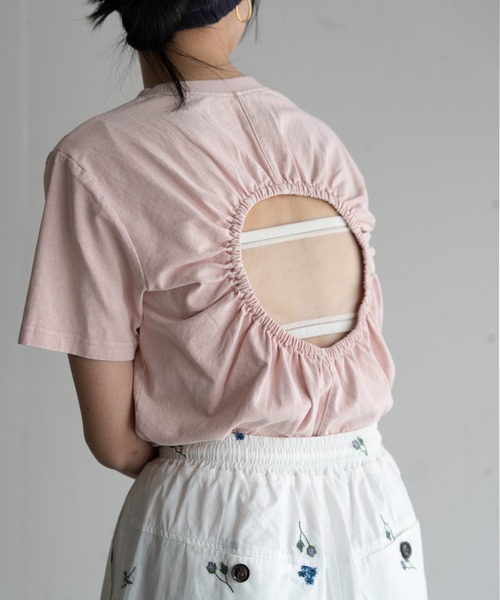 hwyl(ヒュイル)の「バックオープンTシャツ(Tシャツ/カットソー・レディース・チャコールグレー/ライトピンク/アイボリー・FREE)」の1枚目の写真