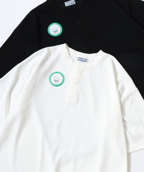 DISCUS（ディスカス）の「DISCUS/ディスカス COOLMAX/クールマックス 吸水速乾 ワッフル/サーマル 無地 ロゴワッペン ワンポイント刺繍 ヘンリーネック 半袖Tシャツ/レディース メンズ（Tシャツ/カットソー・メンズ・スミクロ/ブラック/オフホワイト/グレイッシュブルー・M/L/LL）」の2枚目の写真