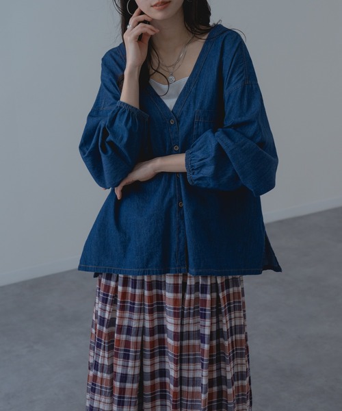 refinedworks（リファインドワークス）の「【refinedworks】抜け感あふれる デニム Vネック プルオーバー（シャツ/ブラウス・レディース・ネイビー/ブルー・FREE）」の2枚目の写真