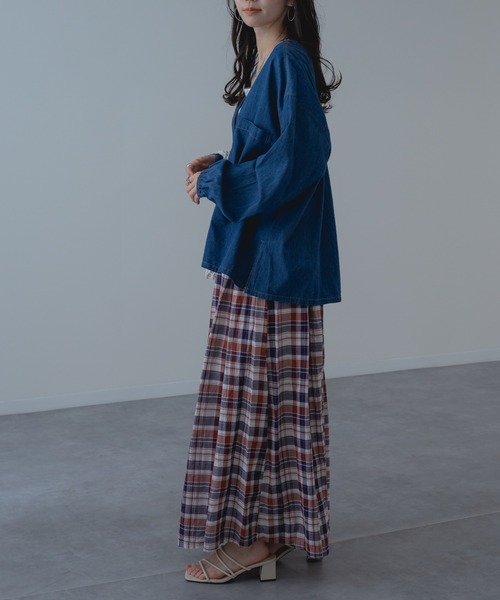 refinedworks（リファインドワークス）の「【refinedworks】抜け感あふれる デニム Vネック プルオーバー（シャツ/ブラウス・レディース・ネイビー/ブルー・FREE）」の5枚目の写真