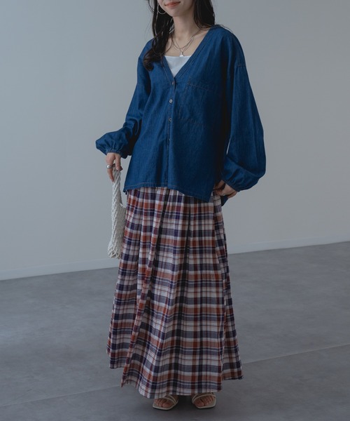 refinedworks（リファインドワークス）の「【refinedworks】抜け感あふれる デニム Vネック プルオーバー（シャツ/ブラウス・レディース・ネイビー/ブルー・FREE）」の4枚目の写真