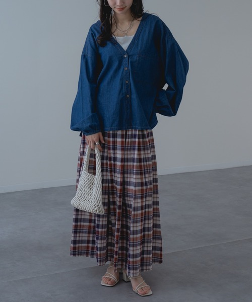 refinedworks（リファインドワークス）の「【refinedworks】抜け感あふれる デニム Vネック プルオーバー（シャツ/ブラウス・レディース・ネイビー/ブルー・FREE）」の3枚目の写真