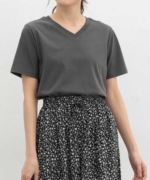 Honeys(ハニーズ)の「【ハニさら・接触冷感・UVカット・遮熱】きれいめVネックTシャツ(Tシャツ/カットソー・レディース・ブラック/オフホワイト/ブルー/スミクロ/モカ・L/LL/M/S)」の3枚目の写真