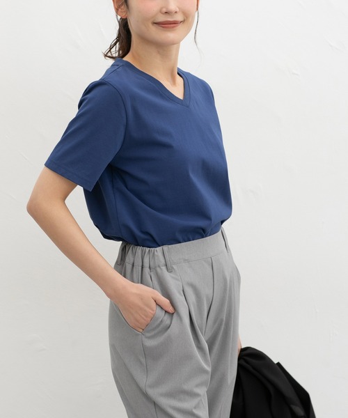 Honeys(ハニーズ)の「【ハニさら・接触冷感・UVカット・遮熱】きれいめVネックTシャツ(Tシャツ/カットソー・レディース・ブラック/オフホワイト/ブルー/スミクロ/モカ・L/LL/M/S)」の5枚目の写真