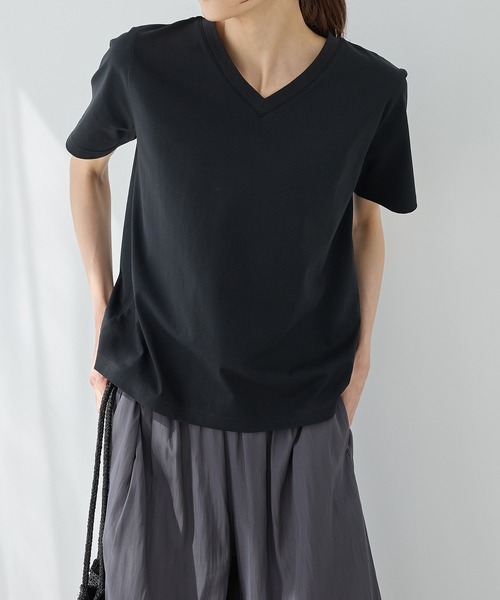Honeys(ハニーズ)の「【ハニさら・接触冷感・UVカット・遮熱】きれいめVネックTシャツ(Tシャツ/カットソー・レディース・ブラック/オフホワイト/ブルー/スミクロ/モカ・L/LL/M/S)」の2枚目の写真