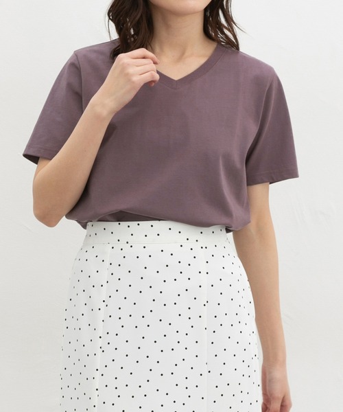 Honeys(ハニーズ)の「【ハニさら・接触冷感・UVカット・遮熱】きれいめVネックTシャツ(Tシャツ/カットソー・レディース・ブラック/オフホワイト/ブルー/スミクロ/モカ・L/LL/M/S)」の4枚目の写真