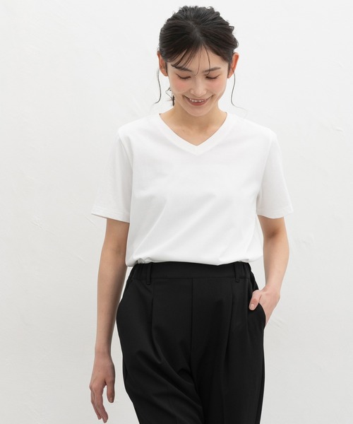 Honeys(ハニーズ)の「【ハニさら・接触冷感・UVカット・遮熱】きれいめVネックTシャツ(Tシャツ/カットソー・レディース・ブラック/オフホワイト/ブルー/スミクロ/モカ・L/LL/M/S)」の8枚目の写真