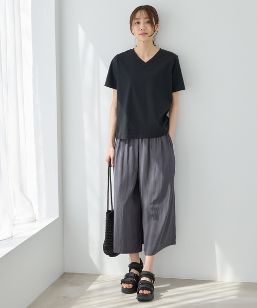 Honeys(ハニーズ)の「【ハニさら・接触冷感・UVカット・遮熱】きれいめVネックTシャツ(Tシャツ/カットソー・レディース・ブラック/オフホワイト/ブルー/スミクロ/モカ・L/LL/M/S)」の9枚目の写真