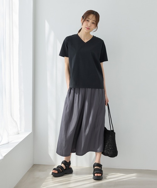 Honeys(ハニーズ)の「【ハニさら・接触冷感・UVカット・遮熱】きれいめVネックTシャツ(Tシャツ/カットソー・レディース・ブラック/オフホワイト/ブルー/スミクロ/モカ・L/LL/M/S)」の10枚目の写真