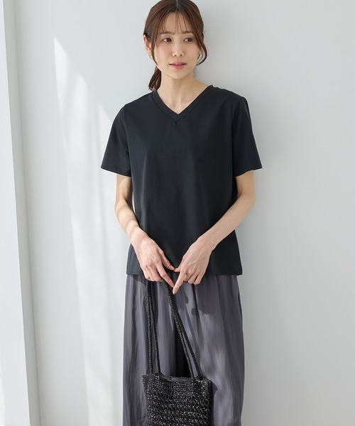 Honeys(ハニーズ)の「【ハニさら・接触冷感・UVカット・遮熱】きれいめVネックTシャツ(Tシャツ/カットソー・レディース・ブラック/オフホワイト/ブルー/スミクロ/モカ・L/LL/M/S)」の11枚目の写真