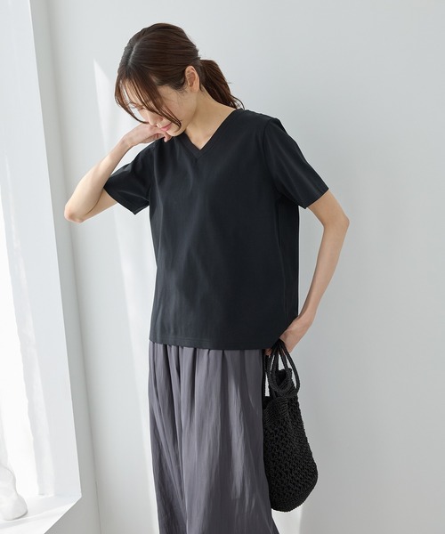 Honeys(ハニーズ)の「【ハニさら・接触冷感・UVカット・遮熱】きれいめVネックTシャツ(Tシャツ/カットソー・レディース・ブラック/オフホワイト/ブルー/スミクロ/モカ・L/LL/M/S)」の12枚目の写真