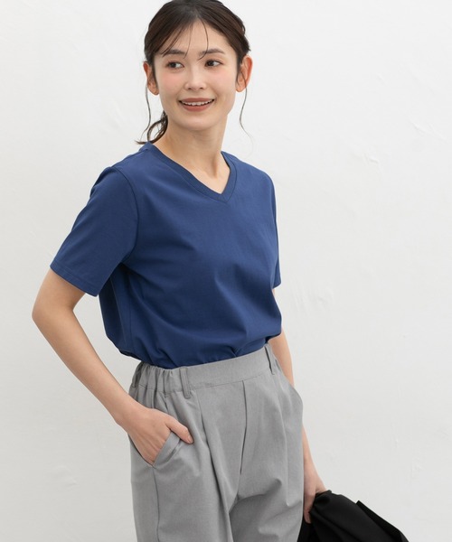 Honeys(ハニーズ)の「【ハニさら・接触冷感・UVカット・遮熱】きれいめVネックTシャツ(Tシャツ/カットソー・レディース・ブラック/オフホワイト/ブルー/スミクロ/モカ・L/LL/M/S)」の17枚目の写真