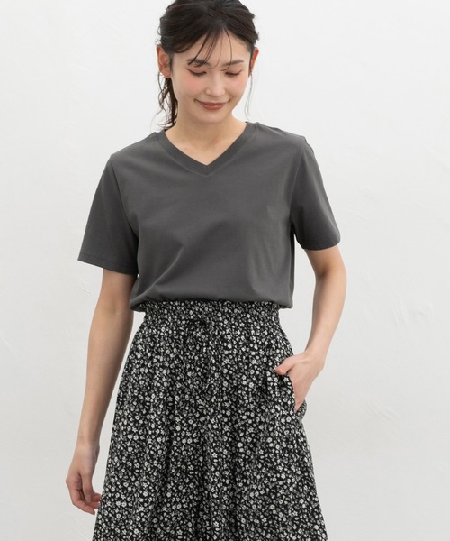 Honeys(ハニーズ)の「【ハニさら・接触冷感・UVカット・遮熱】きれいめVネックTシャツ(Tシャツ/カットソー・レディース・ブラック/オフホワイト/ブルー/スミクロ/モカ・L/LL/M/S)」の19枚目の写真