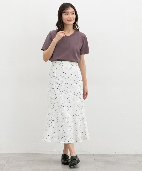 Honeys(ハニーズ)の「【ハニさら・接触冷感・UVカット・遮熱】きれいめVネックTシャツ(Tシャツ/カットソー・レディース・ブラック/オフホワイト/ブルー/スミクロ/モカ・L/LL/M/S)」の20枚目の写真