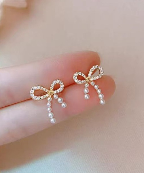 yu-ka(ユーカ)の「YU-KA:リボンパールミニピアス Ribbon Pearl Mini Earrings(ピアス(両耳用)・レディース・ゴールド・FREE)」の1枚目の写真