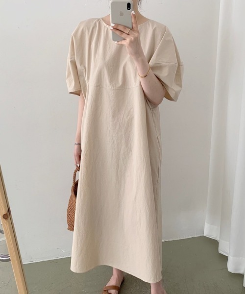 AMAJI（アマジ）の「ラウンドネック 半袖 パフスリーブ オーバーサイズ サイドポケット ロングワンピース（ワンピース・レディース・ベージュ/グリーン/ブラック・FREE）」の3枚目の写真