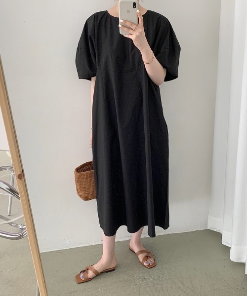 AMAJI（アマジ）の「ラウンドネック 半袖 パフスリーブ オーバーサイズ サイドポケット ロングワンピース（ワンピース・レディース・ベージュ/グリーン/ブラック・FREE）」の5枚目の写真