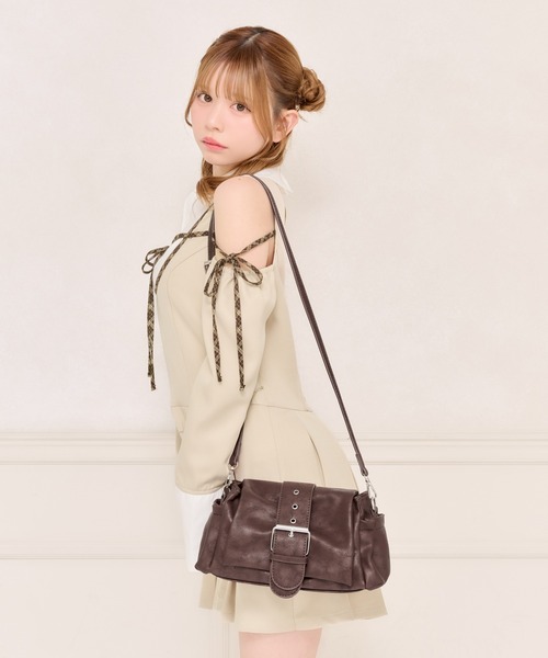 apres jour(アプレジュール)の「【apres jour×ARIAZ】バックルベルト付き2wayショルダーバッグ(ショルダーバッグ・レディース・ダークブラウン/アイボリー/ベビーピンク/ブラック・FREE)」の4枚目の写真