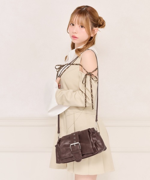 apres jour(アプレジュール)の「【apres jour×ARIAZ】バックルベルト付き2wayショルダーバッグ(ショルダーバッグ・レディース・ダークブラウン/アイボリー/ベビーピンク/ブラック・FREE)」の7枚目の写真
