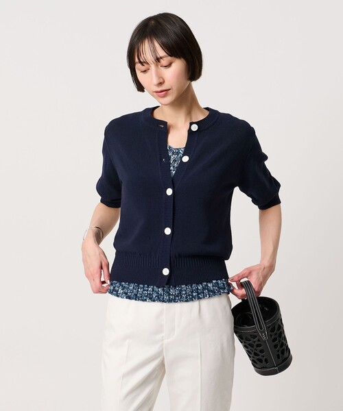 UNITED ARROWS(ユナイテッドアローズ)の「クルーネック ベーシック カーディガン ‐ウォッシャブル‐(カーディガン/ボレロ・レディース・ナチュラル/ネイビー/ケリーグリーン・FREE)」の4枚目の写真