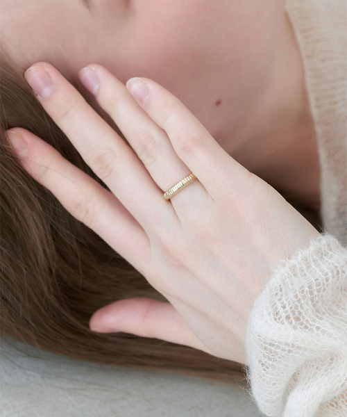 HALDEN(ハルデン)の「textured band ring (R019_gold)(リング・レディース・その他・FREE)」の2枚目の写真