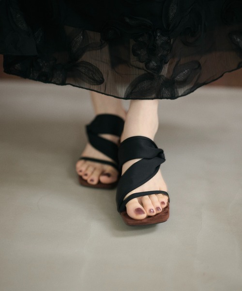 LAULEN(ローレン)の「twist asymmetric heel mules /ツイストアシンメトリーヒールミュール(サンダル・レディース・ブラウン/ベージュ/ブラック・23cm/24cm/25cm)」の2枚目の写真