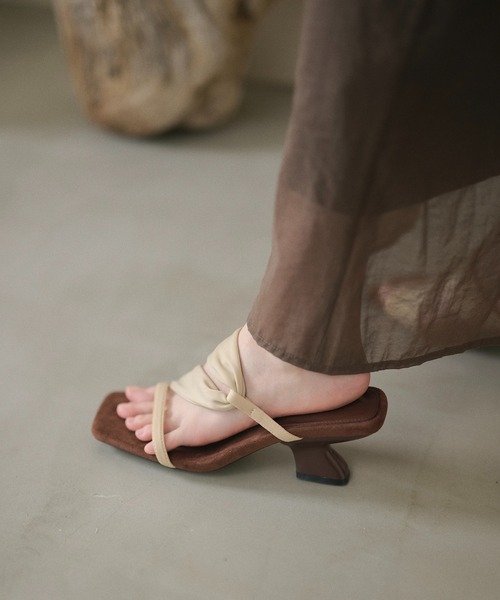 LAULEN(ローレン)の「twist asymmetric heel mules /ツイストアシンメトリーヒールミュール(サンダル・レディース・ブラウン/ベージュ/ブラック・23cm/24cm/25cm)」の8枚目の写真