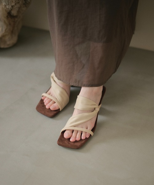 LAULEN(ローレン)の「twist asymmetric heel mules /ツイストアシンメトリーヒールミュール(サンダル・レディース・ブラウン/ベージュ/ブラック・23cm/24cm/25cm)」の9枚目の写真