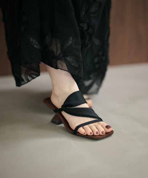 LAULEN(ローレン)の「twist asymmetric heel mules /ツイストアシンメトリーヒールミュール(サンダル・レディース・ブラウン/ベージュ/ブラック・23cm/24cm/25cm)」の18枚目の写真