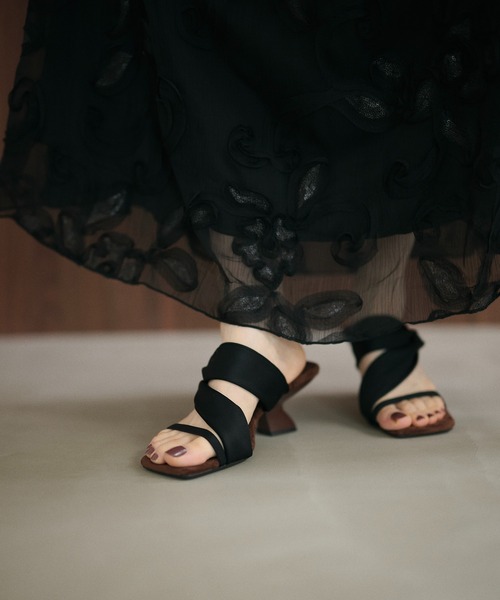 LAULEN(ローレン)の「twist asymmetric heel mules /ツイストアシンメトリーヒールミュール(サンダル・レディース・ブラウン/ベージュ/ブラック・23cm/24cm/25cm)」の19枚目の写真