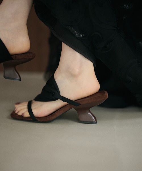 LAULEN(ローレン)の「twist asymmetric heel mules /ツイストアシンメトリーヒールミュール(サンダル・レディース・ブラウン/ベージュ/ブラック・23cm/24cm/25cm)」の21枚目の写真