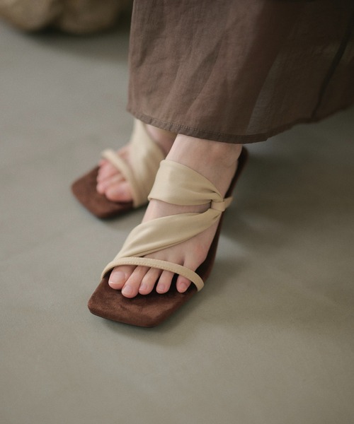LAULEN(ローレン)の「twist asymmetric heel mules /ツイストアシンメトリーヒールミュール(サンダル・レディース・ブラウン/ベージュ/ブラック・23cm/24cm/25cm)」の6枚目の写真
