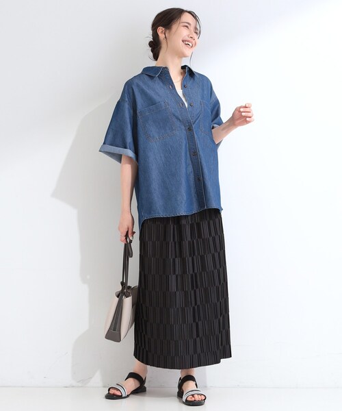 SHOO・LA・RUE（シューラルー）の「【セットアップ可/S-LL】ライトオンスデニム 5分袖シャツ（シャツ/ブラウス・レディース・ブラック/ライトブルー/ネイビー・01/02/03/04）」の12枚目の写真