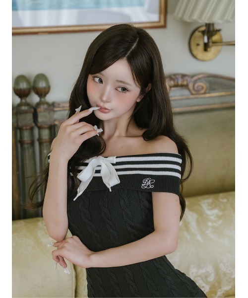 Darich（ダーリッチ）の「オフショルリボンラインプリーツニットミニ