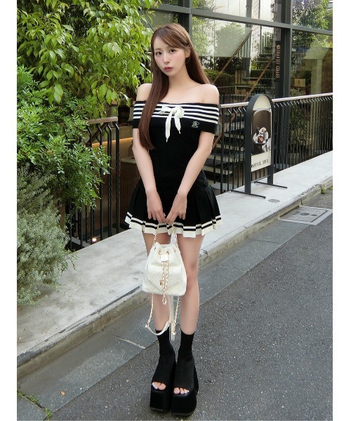Darich(ダーリッチ)の「オフショルリボンラインプリーツニットミニワンピース(ワンピース・レディース・ピンク/ブラック/アイボリー・FREE/FL)」の6枚目の写真