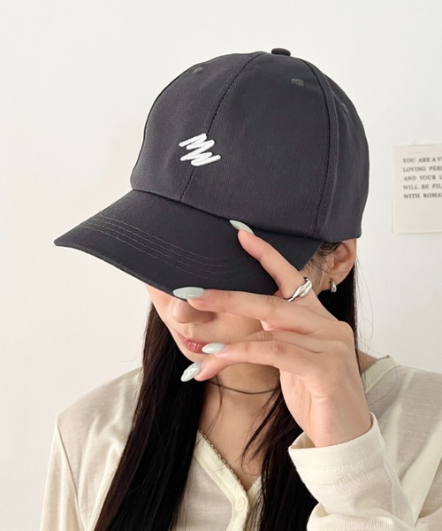 wears（ウェアーズ）の「８色展開 フロントワンポイントロゴキャップ ベースボールキャップ（キャップ・レディース・ベージュ/グレー/グリーン/ブラック/ホワイト/アイボリー/レッド/ブラウン・FREE）」の4枚目の写真