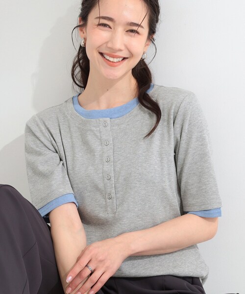 SHOO・LA・RUE(シューラルー)の「【S-LL/洗濯機可】二の腕隠れる 配色レイヤード風 ヘンリーネック5分袖Tシャツ(Tシャツ/カットソー・レディース・ブラック系4/ブラウン系その他5/グレー系4・04/03/02/01)」の1枚目の写真