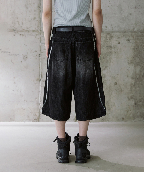 P.IN.O(ピインオ)の「カットオフバミューダデニムパンツ - ブラック(その他パンツ・メンズ・その他・SMALL/MEDIUM/LARGE/X-LARGE)」の4枚目の写真