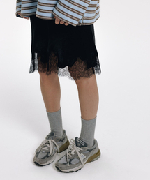 a cutting-line skirt (black)