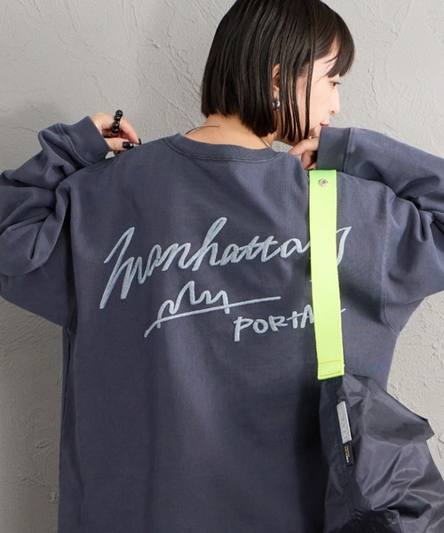 Manhattan Portage（マンハッタンポーテージ）の「[MANHATTAN PORTAGE/マンハッタンポーテージ] 別注 ピグメント染め 手描き風ロゴ刺繍ロングスリーブTシャツ（Tシャツ/カットソー・レディース・チャコール/グレー/アイボリー・XL/M/L/S）」の3枚目の写真