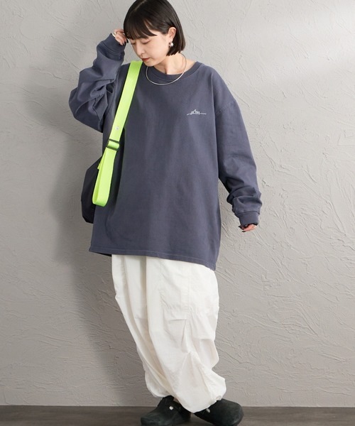 Manhattan Portage（マンハッタンポーテージ）の「[MANHATTAN PORTAGE/マンハッタンポーテージ] 別注 ピグメント染め 手描き風ロゴ刺繍ロングスリーブTシャツ（Tシャツ/カットソー・レディース・チャコール/グレー/アイボリー・XL/M/L/S）」の17枚目の写真