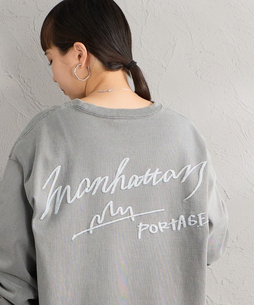 Manhattan Portage（マンハッタンポーテージ）の「[MANHATTAN PORTAGE/マンハッタンポーテージ] 別注 ピグメント染め 手描き風ロゴ刺繍ロングスリーブTシャツ（Tシャツ/カットソー・レディース・チャコール/グレー/アイボリー・XL/M/L/S）」の11枚目の写真