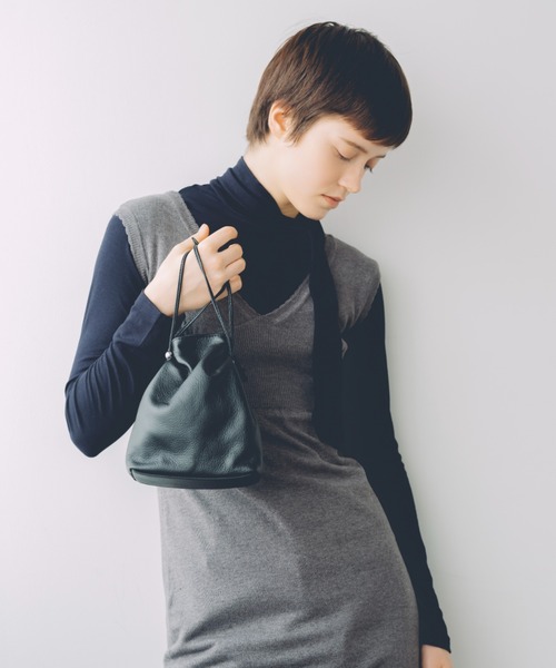 FUULLY STUDIO(フーリィーステューディオ)の「カウレザーミニ巾着バッグ(ハンドバッグ・レディース・レッド/ブラック・FREE)」の6枚目の写真